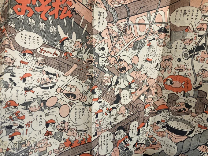 昨日の「漫景」に関する呟きの続き。『おそ松くん』連載終盤の漫景で一番すごいのは海賊船同士の戦闘で幕を開ける「キャプテンかあちゃん」。折り込みページをまるまる使っての漫景も迫力あるがこれは2ページ目で、曙の単行本で省略されてる1ページめは石原豪人先生と赤塚先生とのコラボ。(続) 