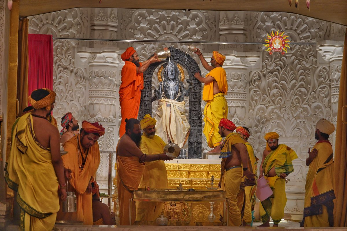 श्री राम नवमी की पावन बेला में आज, श्री राम जन्मभूमि मंदिर में प्रभु श्री रामलला सरकार का दिव्य अभिषेक किया गया। Divya Abhisheka of Prabhu Shri Ramlalla Sarkar at Shri Ram Janmabhoomi Mandir, on the pious ocassion of Shri Ram Navami. #RamNavami