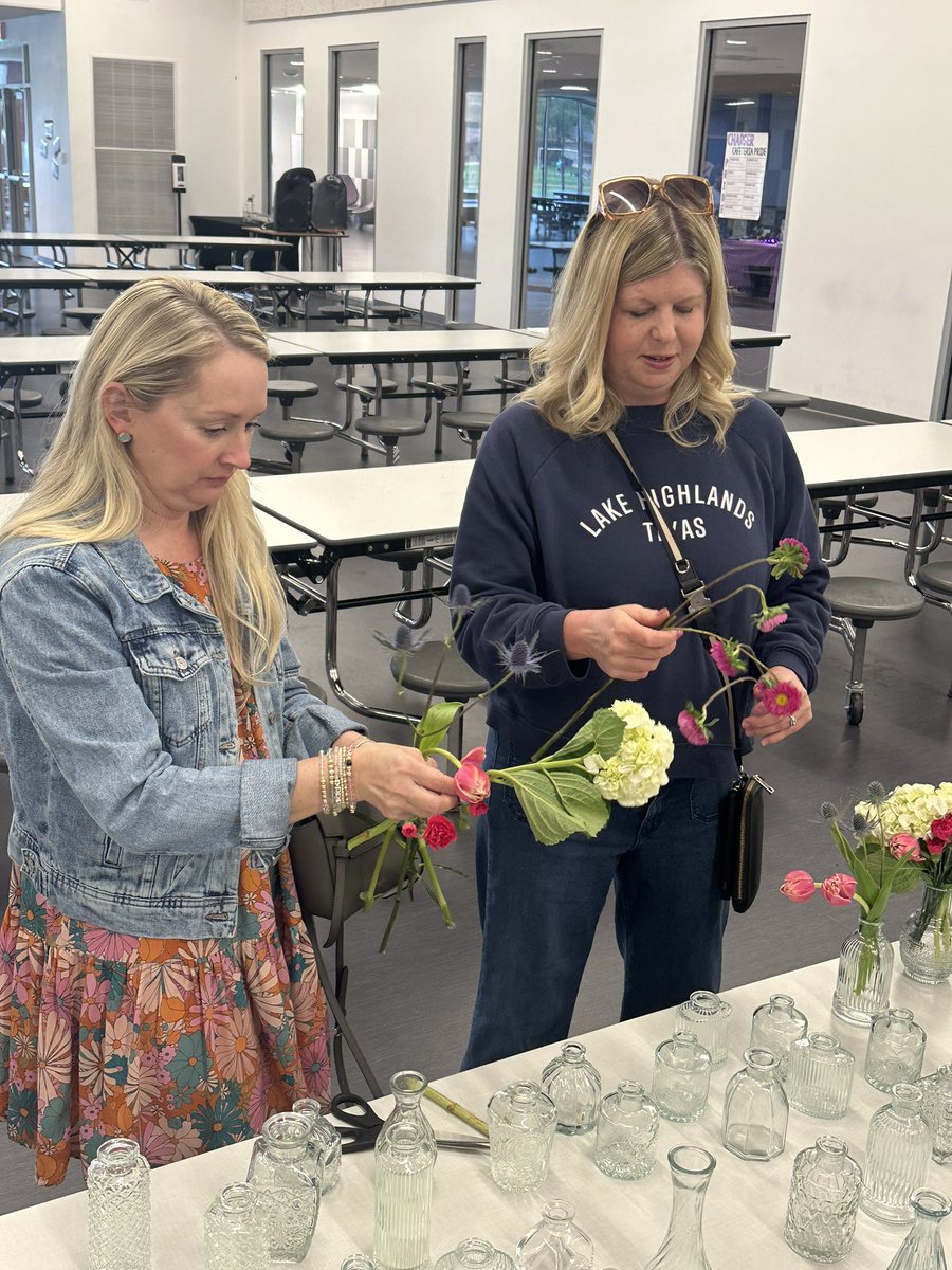 Happy National Volunteer Appreciation Week to the most incredible people who tirelessly give of their time to make @ForestMeadowJH so special💜🐴 We celebrated our Charger volunteers with a flower bar💐 during our #CTE Showcase Monday night!