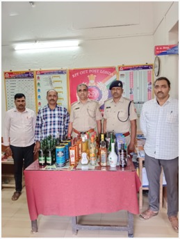 #OperationSatark: RPF/A&DM/UBL, RPF/PS/UBL & spl. team seized 02 No’s of Plastic bags containing 39 Liquor bottles V/Rs. 38,870/- in train No.18048 Exp between TGT-LD Rly Stns. Further, the same were handed over to the Sub inspector/2 Excise/Khanapur for legal action.@RPF_INDIA