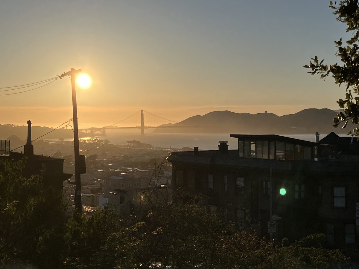 FlightToMars's tweet photo. They weren’t lying about how sunsets hit different in California https://t.co/fkKqQhAlC8