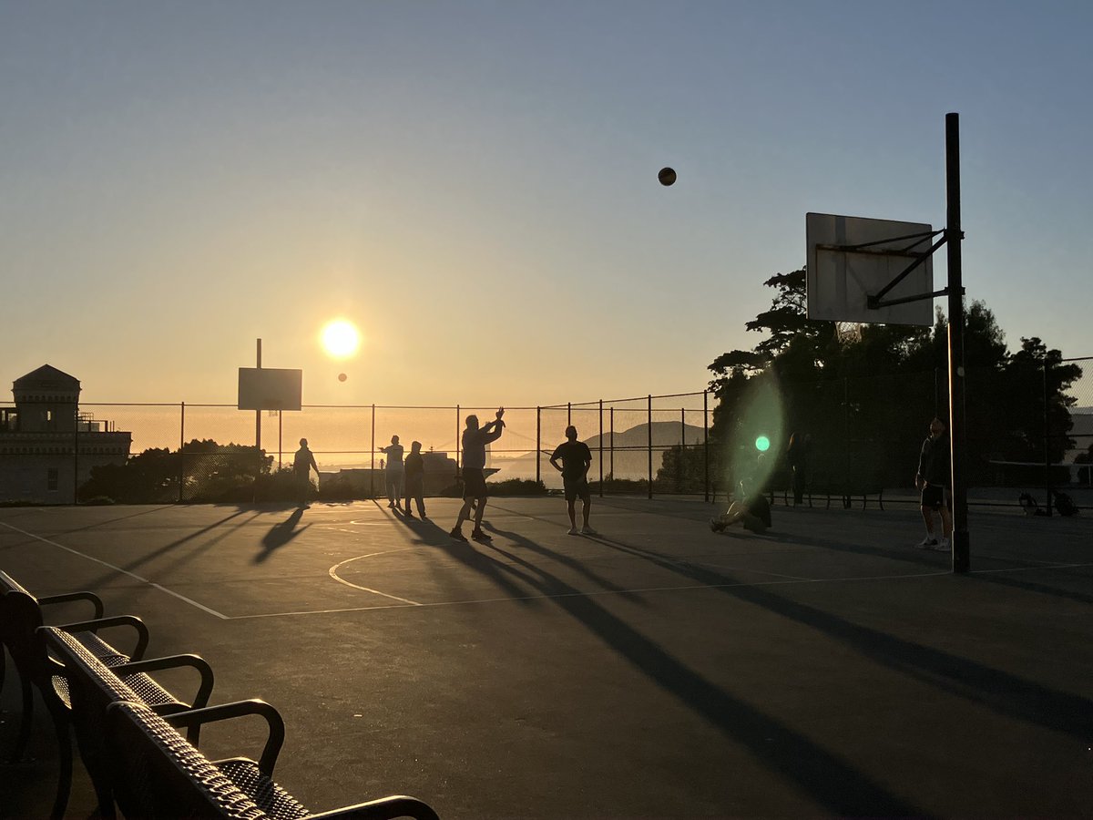 FlightToMars's tweet photo. They weren’t lying about how sunsets hit different in California https://t.co/fkKqQhAlC8