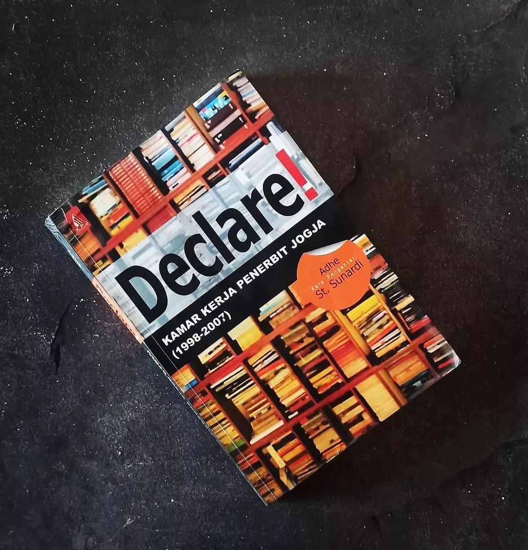 Dijual : Lagi rame2 bahas tentang terjemahan dan tentang penerbit2 yang berkecimpung di dalamnya. Kumajas ada buku yg pas nih untuk yg mau baca perihal masalah itu. DECLARE! : KAMAR KERJA PENERBIT JOGJA 1998-2007 ADHE KPJ 2007 Softcover, Tebal 332 Hlm Kondisi Bekas