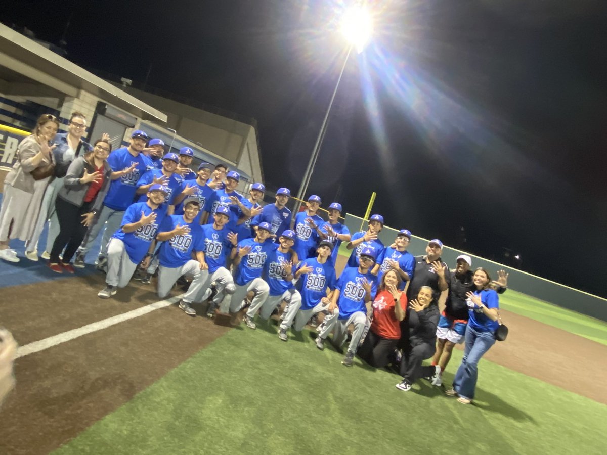 Congratulations 📣 Coach Jesse Munoz on Win #500 @AmericasBlazers! ⚾️ @Americas_HS @Coach_NoeRobles