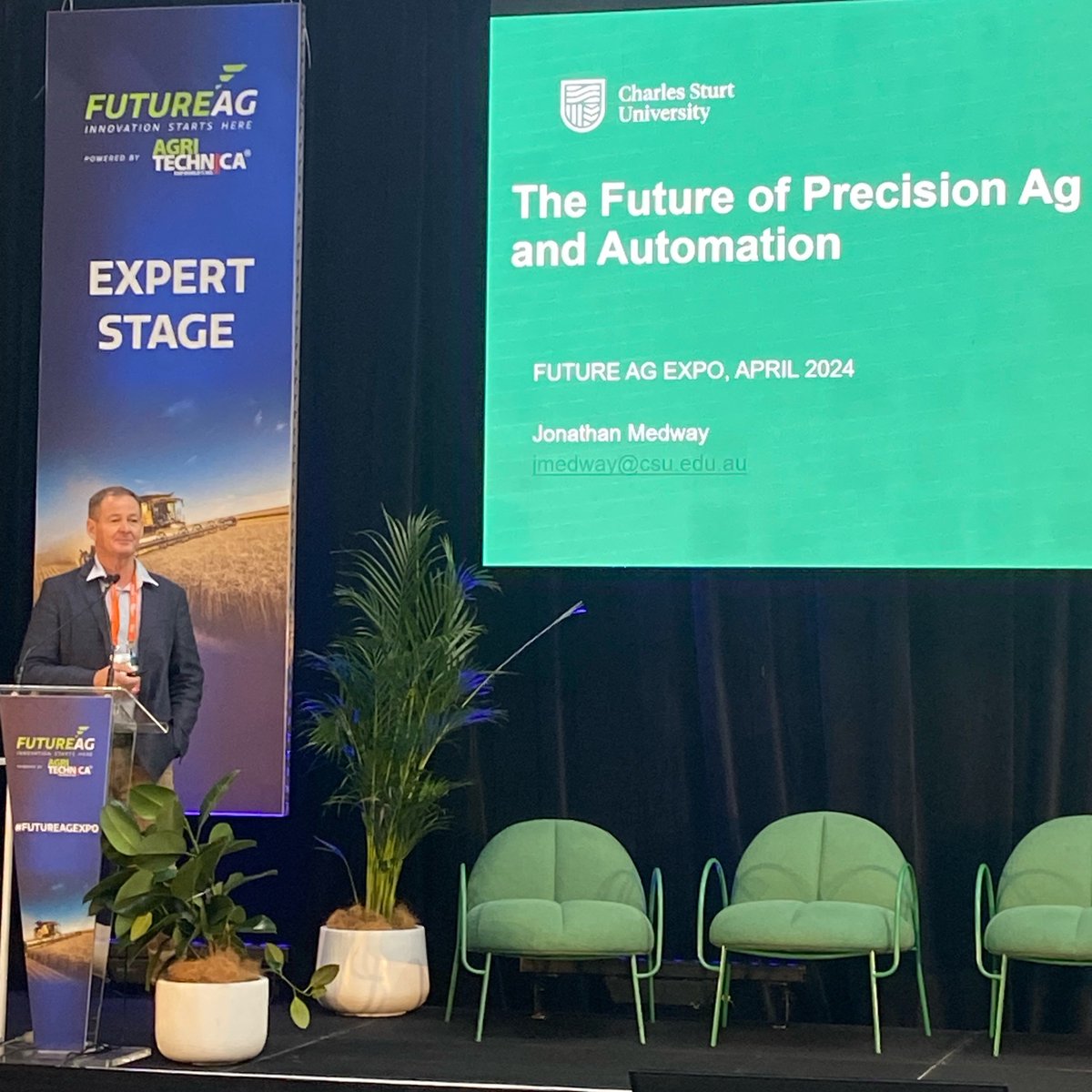 Jon Medway #CharlesStuartUniversity shared his #GlobalDigitalFarm expertise today at #FutureAg expo. 'PA tech is here to improve operational efficiency', 'data utilisation is a challenge', 'data will unlock improved decision making'. We say get curious about #PrecisionAg #PA