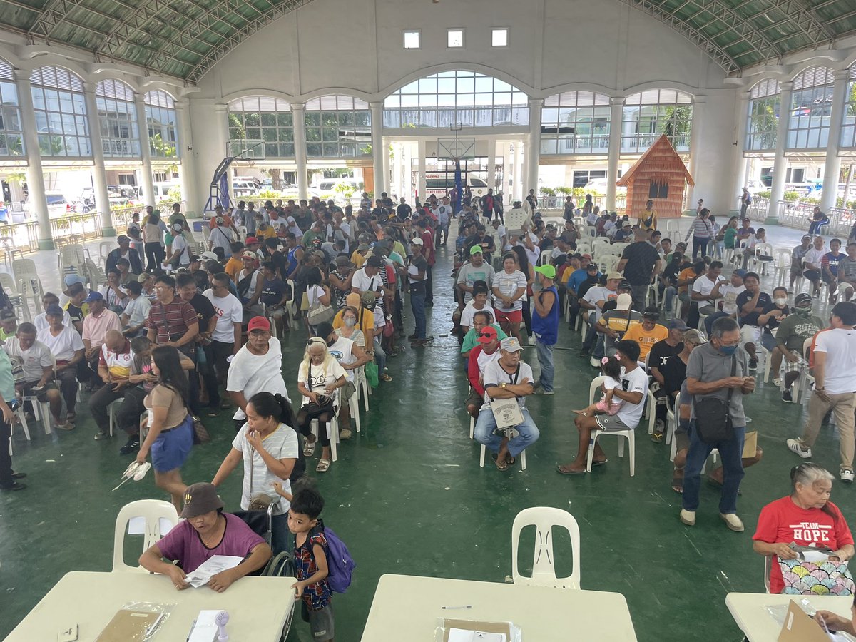 Dumagsa sa Kapitolyo ng Oriental Mindoro sa Calapan City ang mga naapektuhan ng oil spill sa pagsisimula ng pamamahagi ng letter of assessment para sa final payment ng oil spill compensation mula sa IOPC 📷: PNN