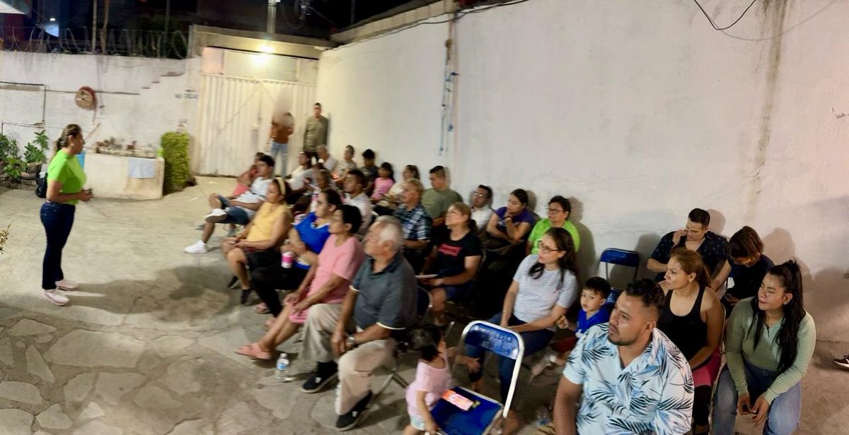 Continuamos platicando con vecinos de la colonia Reforma Agraria, en Santa Cruz #Xoxocotlán la Cuarta Transformación se consolida con @Claudiashein y @LauraEstradaMau. ¡En #Oaxaca la #4T también es Verde! ✅💚🗳️