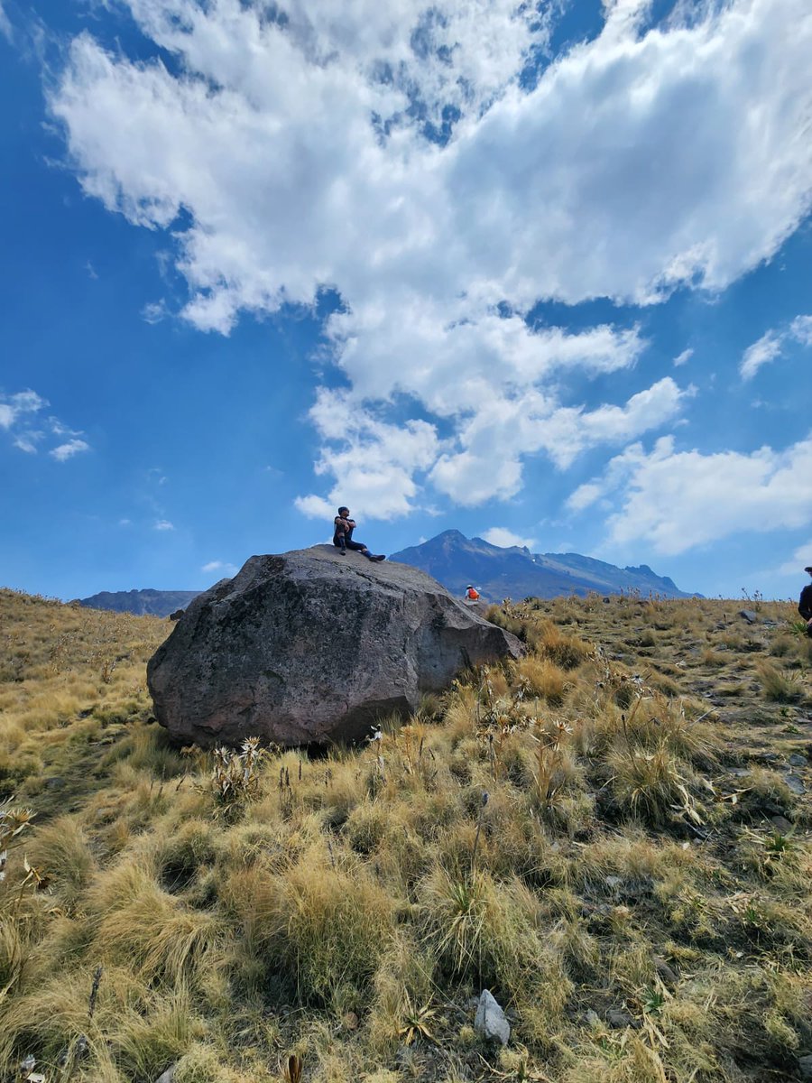 edwinfbacatlan's tweet photo. “Ama tu vida.
Toma fotos de todo.
Dile a las personas lo que sientes por ellas.
Habla con extraños.
Viaja.
Haz cosas que te den miedo hacer.
Al final moriremos y nadie recordará lo que hicimos; así que toma tu vida y conviértela en tu mejor historia, no la desperdicies.” https://t.co/rxj9LtVCWl