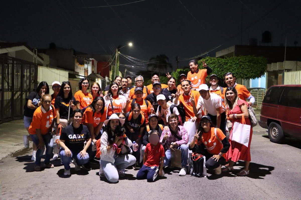 Nos agarró la noche platicando con las y los vecinos de Jardines de la Cruz 🌙 Estamos redoblando esfuerzos en esta 2da mitad de campaña, trabajando juntos lograremos que el DT. 8 tenga la representación que merece. Con tu apoyo llegaremos juntos a la Cámara de diputados para