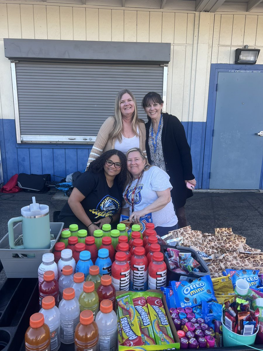 DeckerPUSD's tweet photo. Dinner on the Lawn #familyengagement #proud2bepusd #deckermakeswaves #deckerPTA #deckerPBIS https://t.co/Ka3O9mHlco
