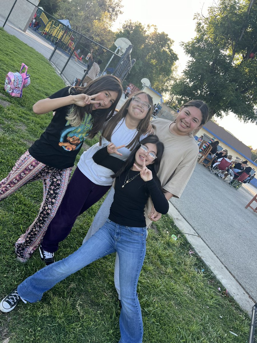 DeckerPUSD's tweet photo. Dinner on the Lawn #familyengagement #proud2bepusd #deckermakeswaves #deckerPTA #deckerPBIS https://t.co/Ka3O9mHlco
