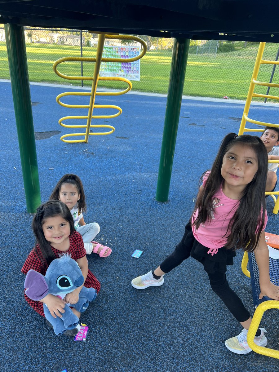 Dinner on the Lawn #familyengagement #proud2bepusd #deckermakeswaves #deckerPTA #deckerPBIS