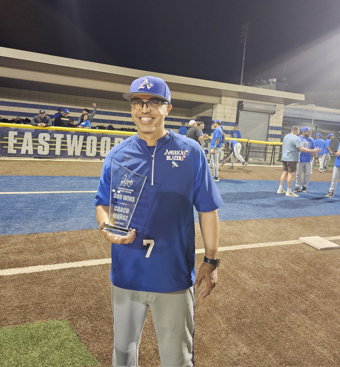 Introducing Mr. 500!! Congratulations to Coach Munoz and the players who were along for his journey! Blazer Nation appreciates you!! ⚾️🇺🇲❤️🤍💙 @AmericasBlazers @Americas_HS @Coach_NoeRobles