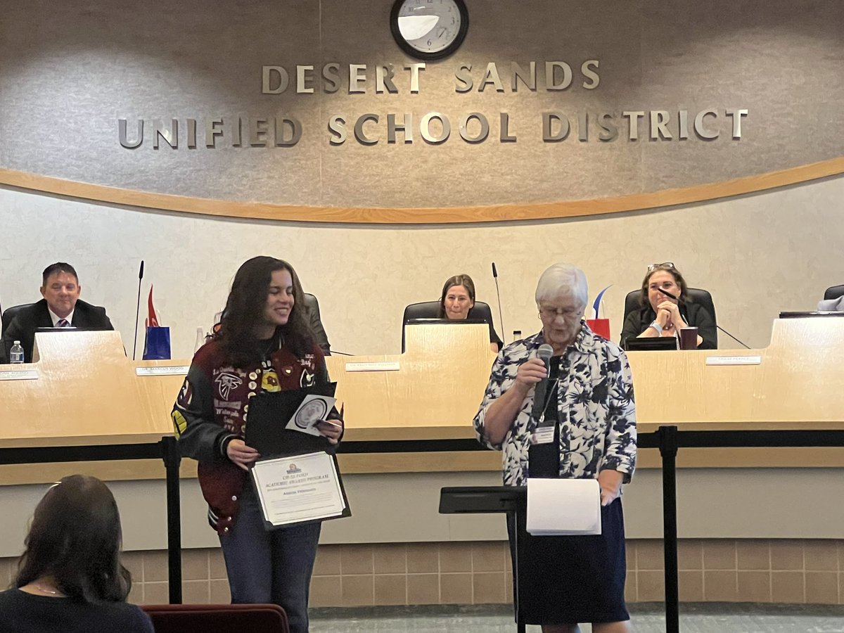 CoachRuiz75's tweet photo. Awesome to see 2 very deserving #LQHS student-athletes receive the CIF Southern Section Academic Award Congrats Adeline Valenzuela & Aiden Herrera #TheBlackhawkWay #LQPride https://t.co/Npp7x9DbRf