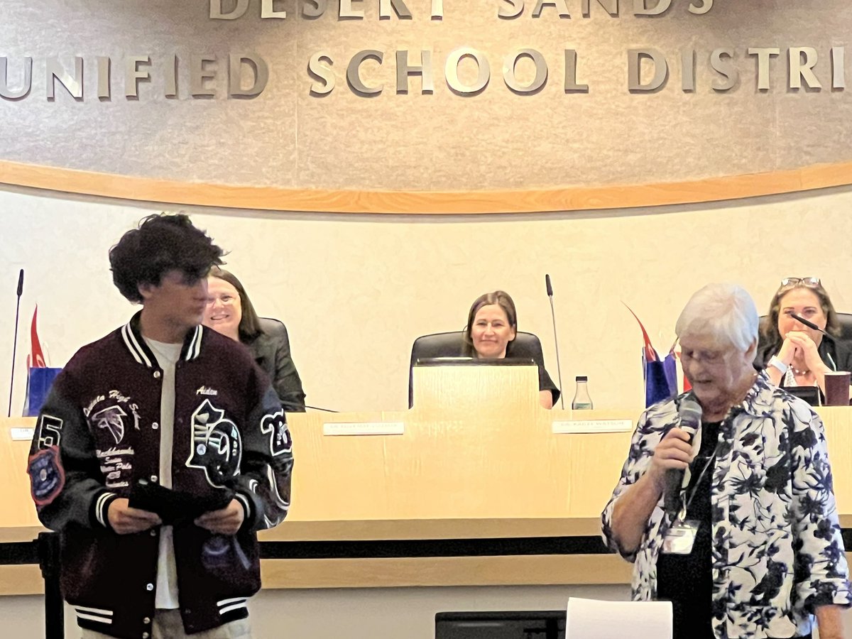 CoachRuiz75's tweet photo. Awesome to see 2 very deserving #LQHS student-athletes receive the CIF Southern Section Academic Award Congrats Adeline Valenzuela & Aiden Herrera #TheBlackhawkWay #LQPride https://t.co/Npp7x9DbRf