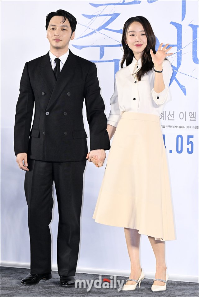 [📸] 240417 #ShinHaeSun and #ByunYoHan at the press conference of movie <#Following> 

#신혜선 #ShinHaeSun #ShinHyeSun #申惠善 #シンヘソン #그녀가죽었다 #Following #변요한 #이엘