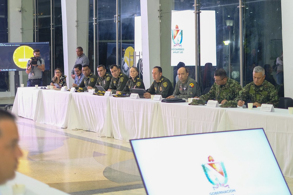 En el Consejo de Seguridad, realizado en Ibagué, se acordó reforzar la presencia militar en el departamento del Tolima con un significativo aumento en el pie de fuerza y el fortalecimiento del Gaula Militar. Además, @PoliciaColombia explorará la viabilidad de construir nuevas…