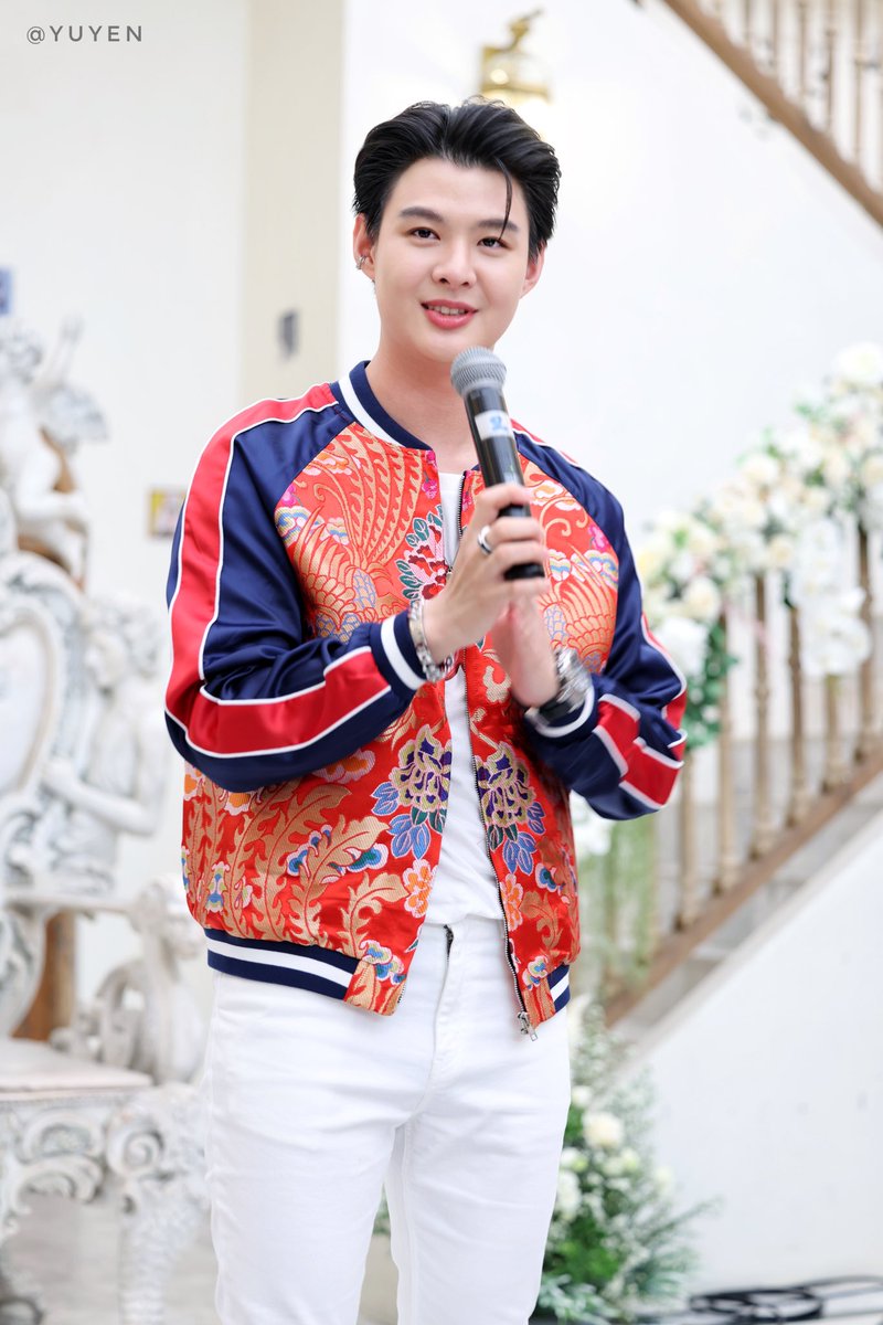 Yuyen_Huang's tweet photo. 想對你說的話有很多，也擔心詞不達意，所以就用中文寫了…

26歲了，我希望你能學會好好的愛自己，為自己做做事!!實話說，沒有一個人可以保證永遠陪在你的身邊，無論是朋友、粉絲或你身邊的任何人，所以永遠不要放棄自己的價值，唯有讓自己踩穩了根基，才能夠保證自己的未來。因為永遠站在你身邊、支持你，和你並肩同行的，不是別人，是你自己���你該保有的是不斷尋找自我價值的心，而不是把價值建立在別人身上。

一直以來只要���有關於你的工作，我始終是盡己所能的支持。我希望你可以一直做自己喜歡的事，我可以尊重並支持你的每一個決定和工作，但這前提是你要開心，並且這件事建立在不會有任何損及你或傷害你的首要關鍵之上。愛最直接的體現就是心疼，無論你表現得多麼堅強獨立，愛你的人還是擔心你不懂得好好照顧自己，擔心你受傷害，難過你受到的委屈和謾罵…

粉絲的愛很簡單也很純粹，因為愛而愛，因為想付出而付出，不存在得失高下，也不用權衡利弊，就只是希望你能幸福，或許你也曾經在網路上看到粉絲分享很多，無論是行程公布的問題或者是沒有人進行活動戲劇宣傳等，這些事情都曾經被無數次提及，這些問題希望你可以靜下心來仔細想想，如果短時間沒有退出幕前的打算，該宣傳的該做的，還是得做，舞台上的生命可能持續很久，也可能轉瞬即逝，我們永遠無法猜測那發光發熱的時間究竟還有多少，你唯有保持一定的粉絲基礎和熱度，才能在娛樂圈更長久，也才能往自己的夢想更邁進一步…這不是埋怨不是責怪，而是心疼你，希望你可以更好，你可能不知道有多少粉絲看著曾經陪在你身邊的人一個個離開，心裡有多難過，是無奈是為你不捨是恨鐵不成鋼的失望，是可能和人聊著聊著都得哭的程度，因為這些事情應該都是有機會被改變的…

一路走來經歷了很多，這條路很辛苦，你也很努力，我們知道現在和過去或許已經有些事不再一樣，但還是有人始終陪伴著你，一如往常的愛你支持著你，走累了，記得休息一下，別忘記還有很多愛著你的人，你值得被好好照顧，值得好好的被愛，外界的聲音只是參考，你不開心就不要參考，生活的本質就是快樂，如果生活不快樂，還有甚麼意義，遠離那些讓你不開心的人和事，只希望你可以輕鬆愉快活成自己喜歡的樣子…

26歲生日快樂🎂🎈🎁🎊

HAPPY DAY26 SAINTSUP 
#แฮปปี้เดย์26เซ้นต์ซุป 
#Saint_sup #MingEr