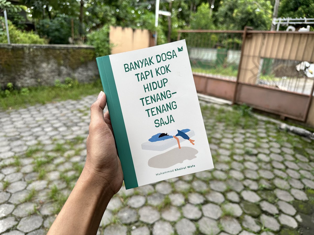 AgusMagelangan's tweet photo. Rasanya tidak akan bosan untuk mempromosikan buku bagus ini. Buku yang efeknya mungkin 3 atau 4 kali lebih bikin gelisah dari menonton film “Siksa Kubur”. Baru baca satu bab, hati bisa langsung mak plas dan gage ambil wudhu lalu sholat tahajud.

➡️ https://t.co/JGonxHlSVz https://t.co/atGhPtuz76