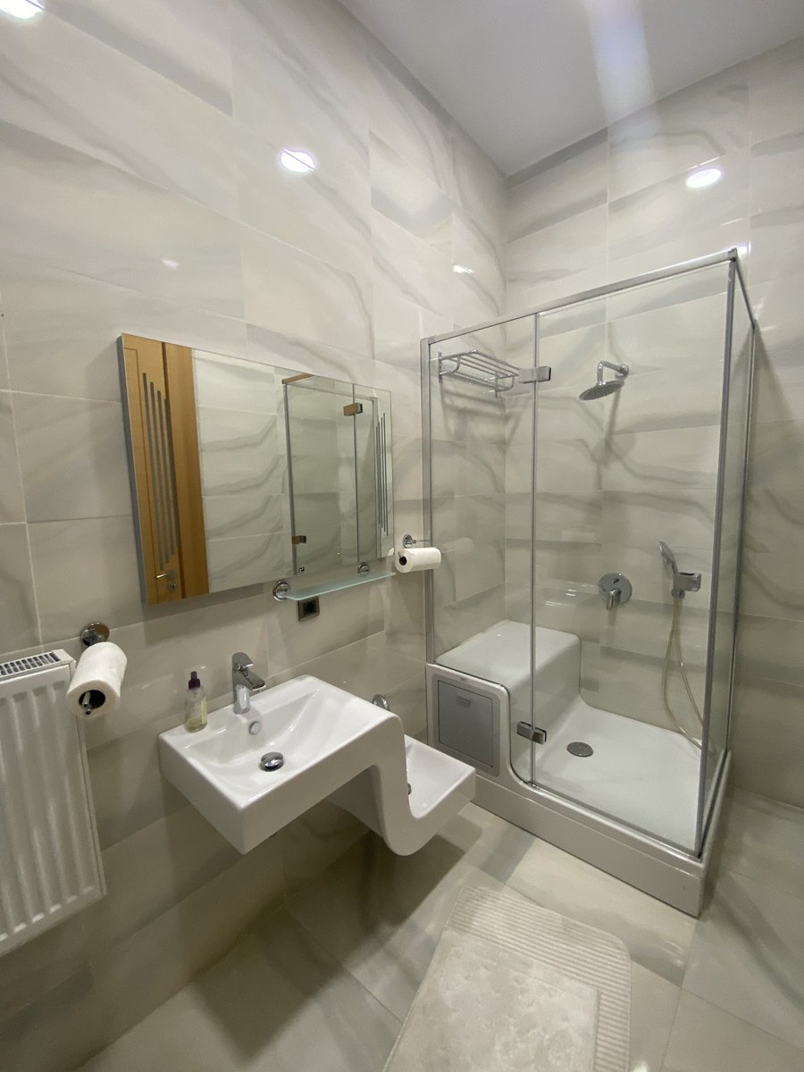 Hiç Kusura Bakmayın, Ben bunlara söverim. Tepki de korum !!!

Bir Kadın Belediye Başkanı’na makam odasında jakuzi var diye soldaki fotoğrafları yayınlayıp ‘Namussuz’ paylaşımlar yaptılar. 
Jakuzi dedikleri şey sağdaki duşakabin olduğu ortaka çıktı.