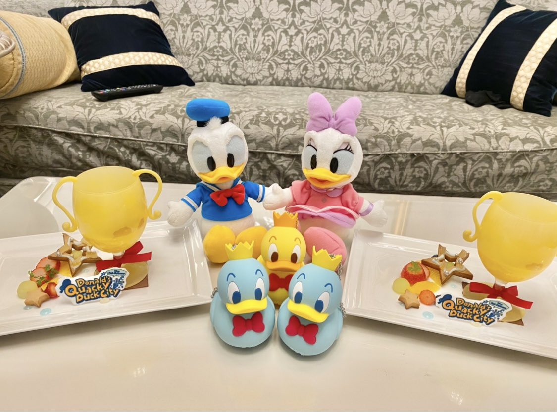 tenko095641's tweet photo. ランドホテルのルームサービス
ドナルドのクワッキーダックシティ
スペシャルディナーコース https://t.co/AzdbgoP3kg