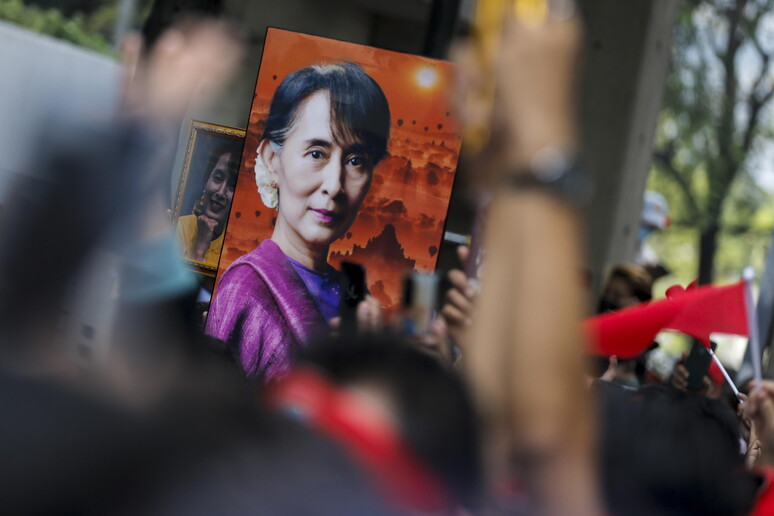 L'ex leader birmana Aung San Suu Kyi ha lasciato il carcere ed è stata trasferita agli arresti domiciliari  ow.ly/tnkj50RhMn5