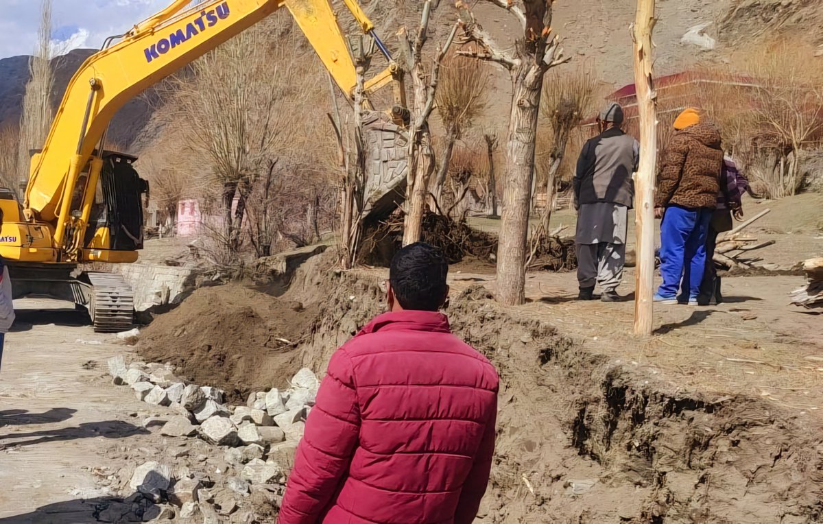 “Refurbishing roads for a better experience!”

The widening & upgradation to 2 a lane with paved shoulder of NH-301 Kargil- Zanskar road from design Km 30 to Km 57 of 26 Km length under package-2 has been undertaken by #NHIDCL in #Ladakh.

#BuildingInfrastructure…