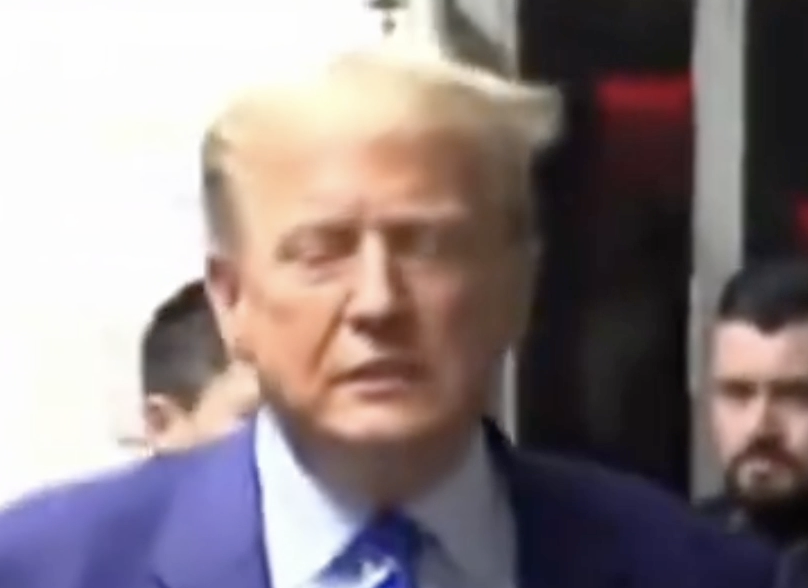 4 of 11/ Although this video is of relatively low resolution, we can clearly see Trump's contempt in that moment: