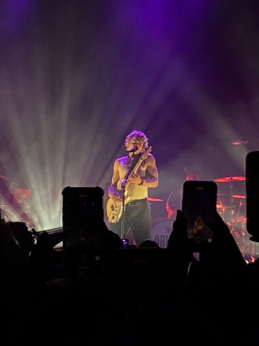 abbybb_'s tweet photo. I can die happy now that I’ve seen this man irl https://t.co/dRW8vlP4Hh
