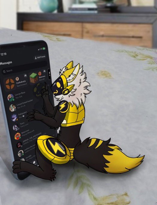 Look at this little guy checking there phone (artist <a href="/Deinonico_Art/">Dino 🦖 (Comms OPEN)</a>  thx you again)