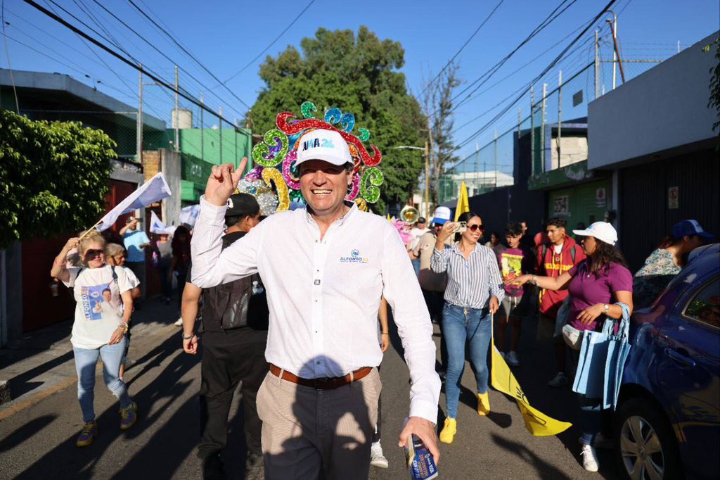 ¡Qué buen bailongo nos echamos en la Ventura Puente! 🤠🕺 Me recargan de energía recibir sus muestras de cariño y respaldo, ¡con su apoyo haremos el doble! #AlfonsoX2✌🏻