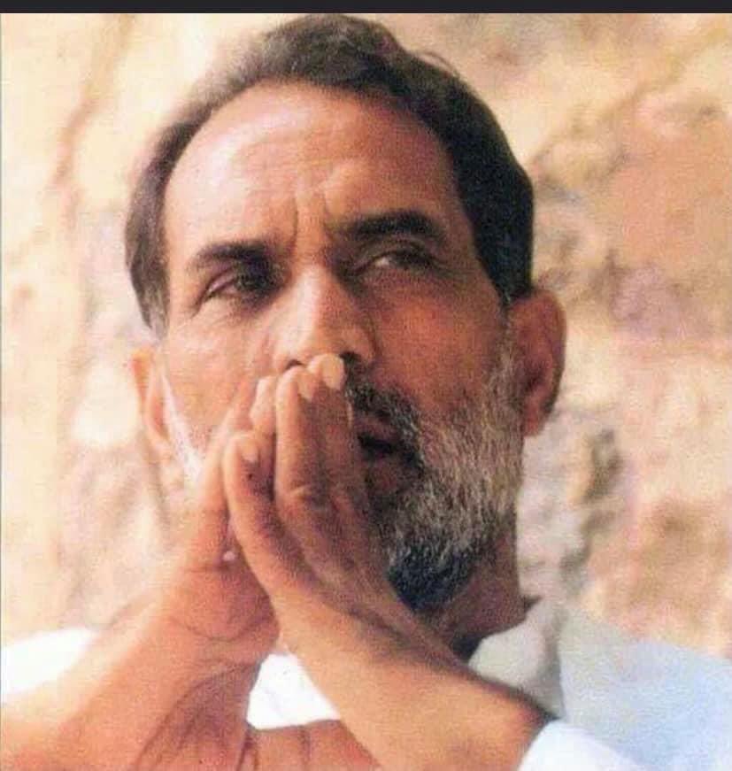 RajendraBhinyad's tweet photo. आज पूर्व प्रधानमंत्री चन्द्रशेखर की जयंती है।आज राजनीति इतनी रीढविहीन हो गई ऐसे में बैलोस ओर बैखोफ चन्द्रशेखर का अभाव बहुत खलता है।बलिया में बहुत ग़रीब परिवार में पैदा हुवे चन्द्रशेखर में बलिया की मिट्टी की बग़ावत ओर गंवई सरलता जीवन भर बनी रही।चन्द्रशेखर आत्मा से समाजवादी थे।कांग्रेस में आए पर टिक ना सके इमर्जेंसी में इंदिरागांधी का विरोध कर बाहर हो गए।नई जनता पार्टी के राष्ट्रीय अध्यक्ष बने।चन्द्रशेखर ने अंतिम हद तक जाकर अपनी मित्रताओं को निभाया ।राजनीति में रिश्ते निभाने के मामले में ऐसा प्रमाणिक आदमी रेअरेस्ट होता है।आज़ाद भारत में कश्मीर से कन्याकुमारी तक पैदल भारत को नापने वाले वो पहले नेता थे।लुटियन की दिल्ली में उनके बारे में प्रसिद्ध था चन्द्रशेखर कपड़ों की तरह से बात नही बदलता।91में जब चन्द्रशेखर ने पार्लियामेंट में इस्तीफ़ा दिया तो शरद पवार राजीव गांधी का मैसेज लेकर गए कि आप इस्तीफ़ा वापस ले लीजिये राजीव चाहते है आप PM बने रहे ।उनका जवाब था अपने नेता से कहिये कि चन्द्रशेखर थूक कर नही चाटता।संसद में उनकी उपस्थिति व हस्तक्षेप सदैव ऊँचे स्तर का होता था वह बात में व्यवहार में सदैव राष्ट्रीय नेता ही रहे किसी तरह की जाति धर्म इलाक़े की विभेदकारी पोलिटिक्स का हिस्सा नही रहे।बलिया की पब्लिक ने उनको आठ दफे संसद भेजा ओर वो भी बोली से कपड़ों से आचरण से बलिया के ही बने रहे दिल्ली की चालाकियों से अछूते व असंग।एक ऐसा प्रधानमंत्री जिसको थोड़ा ज़्यादा समय मिलता तो भारत के इतिहास में अपनी एक अलग छाप छोड़ता ।नेताओं के नेता चन्द्रशेखरजी कीजयंती पर शत शत नमन।#Chandrashekharjayanti