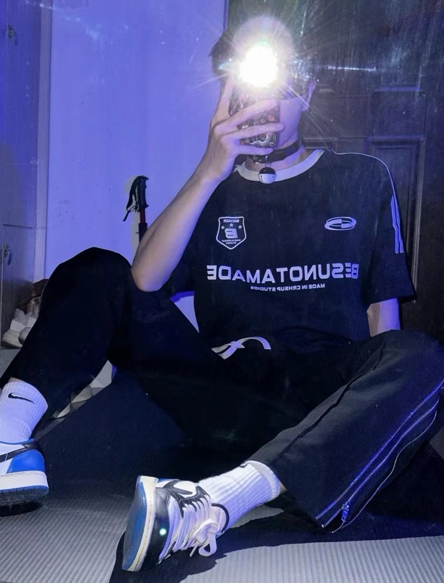 捧起老子的白袜臭脚，踩在你的脸上猛吸。