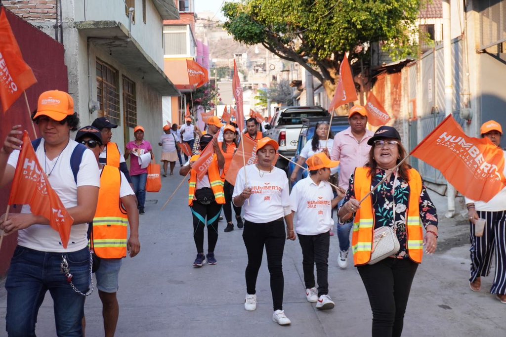humbertodiaz22's tweet photo. Gracias a mis amigas y amigos de La Galeana, Haciendita Aeropuerto, Carmén Flores de Astudillo, Lucía Alcocer y Zona industrial, por las risas, por las palabras y el apoyo que le dan a la ruta por #UnNuevoChilpo🍊 ¡El Distrito 1 será naranja! https://t.co/SlIUzGmFFO