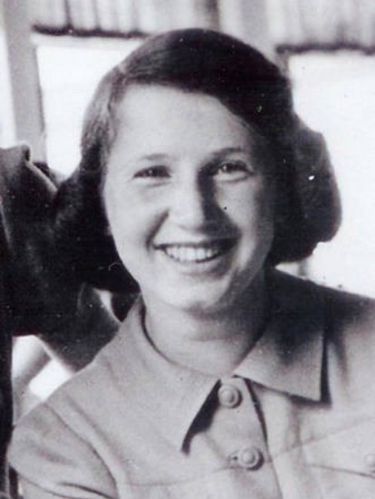 17 April 1927 | A Dutch Jewish girl, Dollij Hertz, was born in Amsterdam. In November 1942 she was deported to #Auschwitz. Most probably she was murdered in a gas chamber after selection.