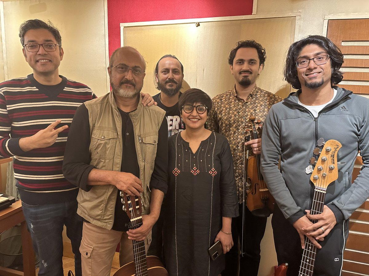 aroyfloyd's tweet photo. তুমি কবর আমি চিতা
তুমি পাশ আমি ফেল
তুমি খুব ঝিনচ্যাক হলে
আমি বাঙালি আঁতেল।
তুমি ইস্ট বেঙ্গল হলে
আমি মোহন বাগান,
দুজন মিলে লিখব সংবিধান।

#DibaratrirKabyo #Alaap 

@SurinderFilms @itsmeabir @mimichakraborty https://t.co/1ArGtOVyWk