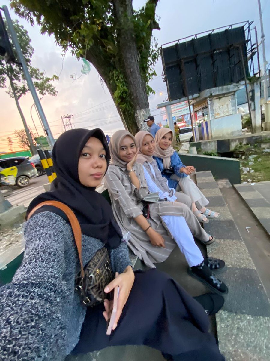 Fatma_IDR24's tweet photo. Tumbenan bisa jalan bareng😅 https://t.co/120WhPZBWY