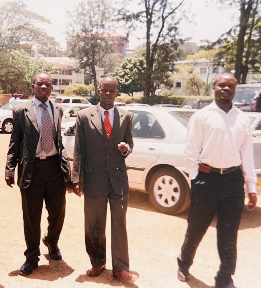 DR. RAYMOND OMOLLO@ @ray_omollo Wuo Nyasumbi, Wakili Adisi Chamba Choche Wuod Alego Spama Dismas Wambola and The Fisherfolk SN001 himself - University of Nairobi. Them Days. Eish honestly ALL protokols have serve😂, tumeona mengi katika hii Safari ya Maisha. Na, atuchoki. Sijui…