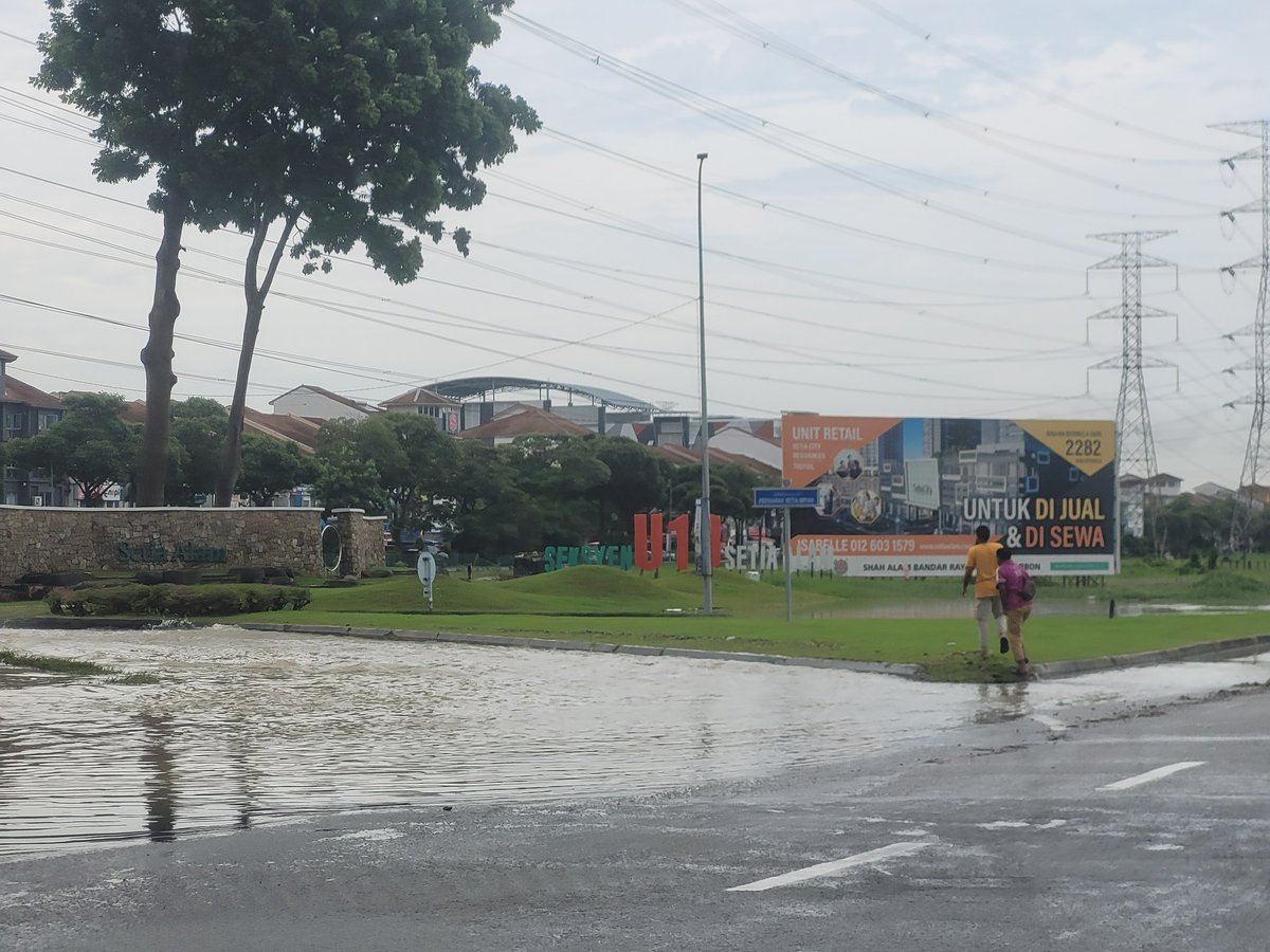 Mia7Jane's tweet photo. Keadaan banjir di Setia Alam memerlukan perhatian dari YB @azliby. Keadaan banjir juga menyebabkan kesesakan trafik. https://t.co/RRP1v3MS0V