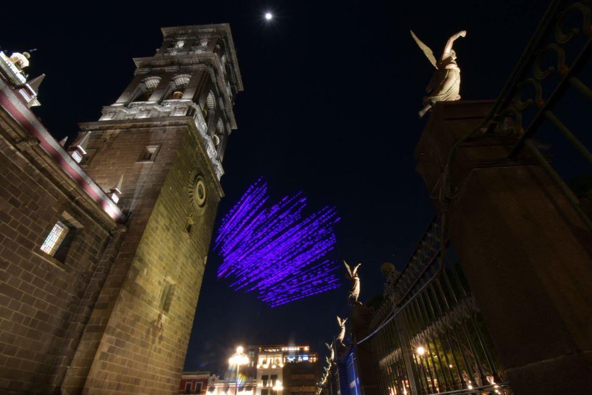 🌟 ¡Puebla se iluminó! Con el espectáculo de drones, se celebró 493 años de tradiciones, costumbres, saberes, sabores, arte y cultura. 🎊🎉 Las familias poblanas pudieron disfrutar de este show. 👨‍👩‍👧‍👦💫 Programa: bit.ly/3UbGyCD