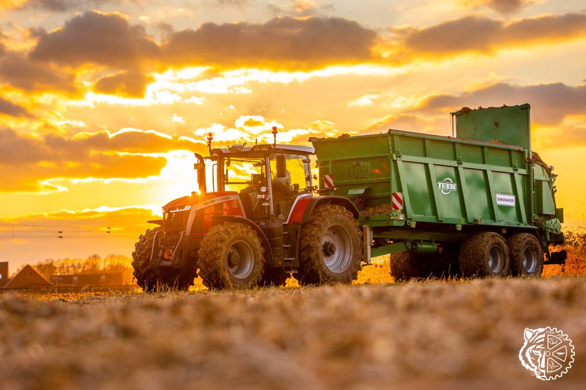 profiMagazin's tweet photo. Dungstreuen mit einem #MasseyFerguson 8S und #Tebbe HS220 Streuer, aufgenommen von Tiger Agrar Tim Gerwin. https://t.co/hhs4Ls3WhZ