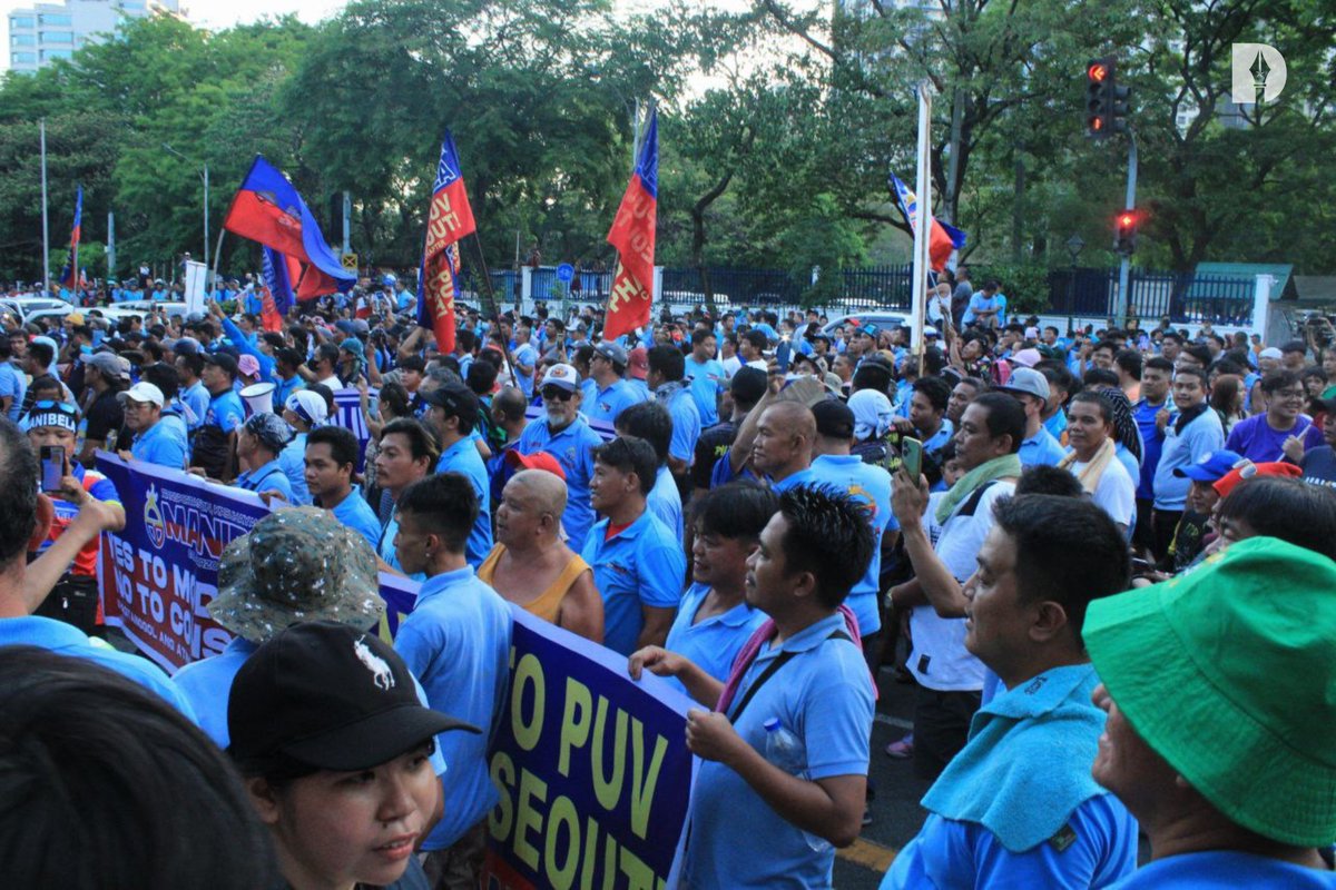 pupcocdakom's tweet photo. 𝗜𝗡 𝗣𝗛𝗢𝗧𝗢𝗦 | PISTON and Manibela staged a protest caravan on the first day of a two-day transport strike, from UP Diliman heading to Mendiola, to oppose the looming deadline of franchise consolidation under the PUV Modernization Program on Monday, April 15. https://t.co/1957ciARXY
