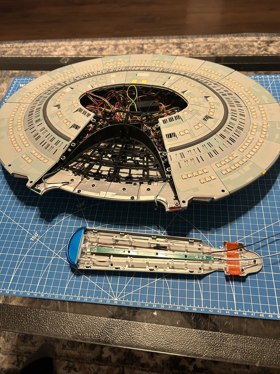 Jmrog84's tweet photo. Kit 109 is complete. Last small saucer piece added to the bottom. More components added to nacelle. #StarfleetBuilders @divine_treasury @TrekGeeks @FanhomeUS https://t.co/bOGMyC6ybb