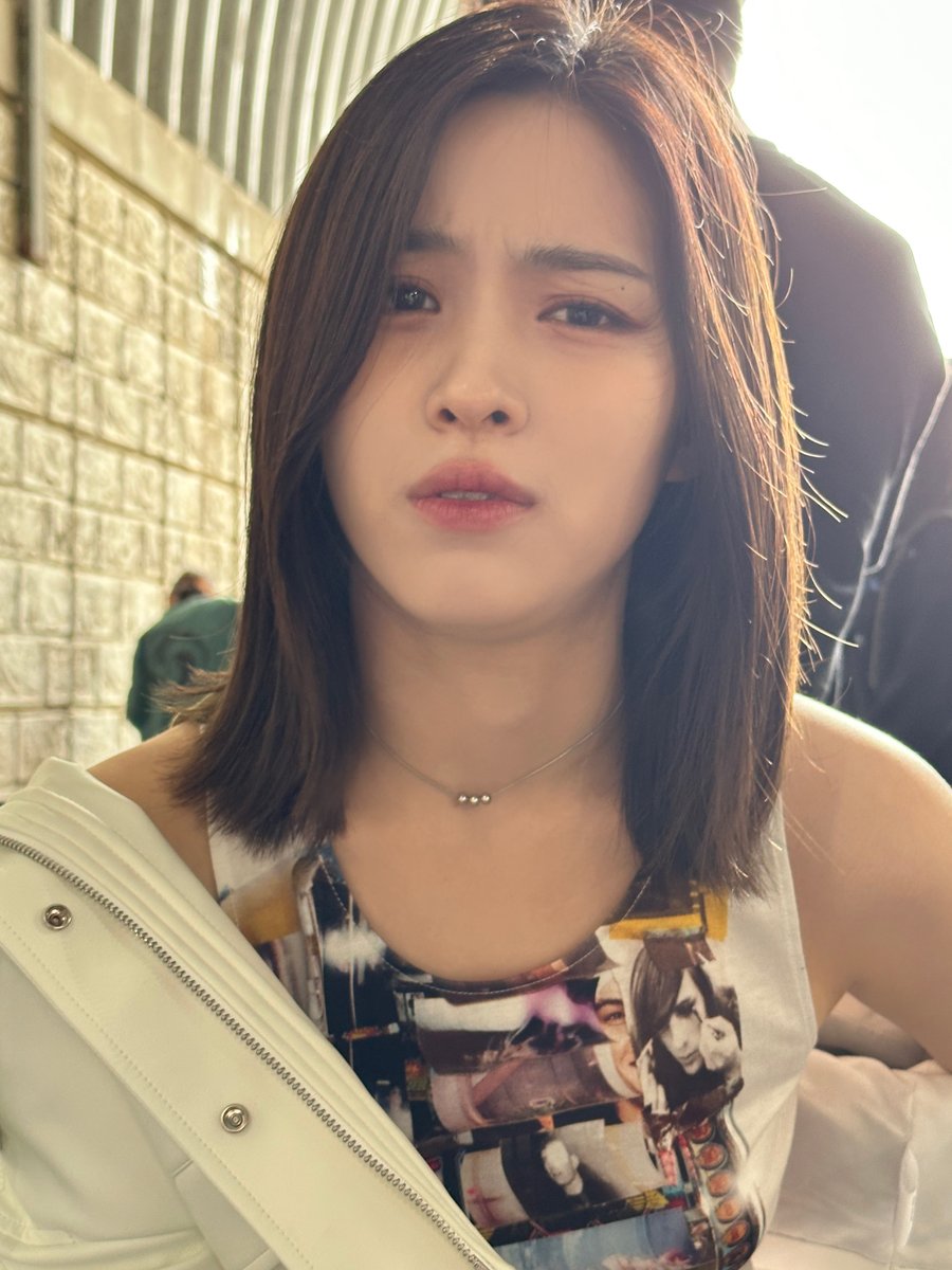 Message from #LIA to #RYUJIN 💌

류진아 생일축하해
내 사진첩에는 유독 너의 사진들이 많단다? 아마 우리가 그만큼 여가 시간을 함께 많이 보냈다는 거겠지? (신류진 특 내 핸드폰에 셀카 찍어놓기) 사실 공개 못한 엽사가 더 많아 나머지는 갠톡으로 보내줄게🥰 사랑해❤

#ITZY #MIDZY