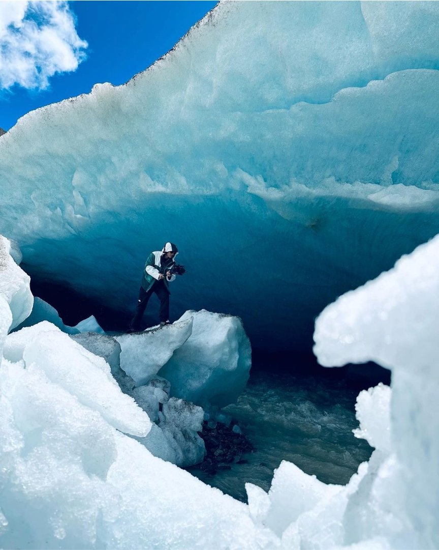 Blueclue511's tweet photo. My favorite part was his search for the glaciers. 
Sometimes, it feels like he's missing that one stroke of luck.
Had he not persisted, those August glaciers would be absent from his world and absent from ours. 
#zhangzhehan 
#张哲瀚
#张哲瀚八月
#纪录片八月
#ZhangZhehanAugust https://t.co/WUF8pQ3t4C