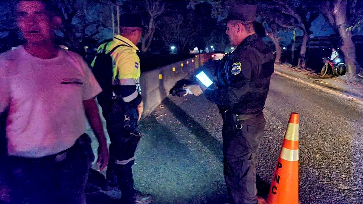 #TráficoSV | Se reporta atropellado en el km. 63 de la carretera hacia Santa Ana. De acuerdo a la Policía Nacional Civil, el causante del accidente abandonó la escena del incidente. Foto: cortesía