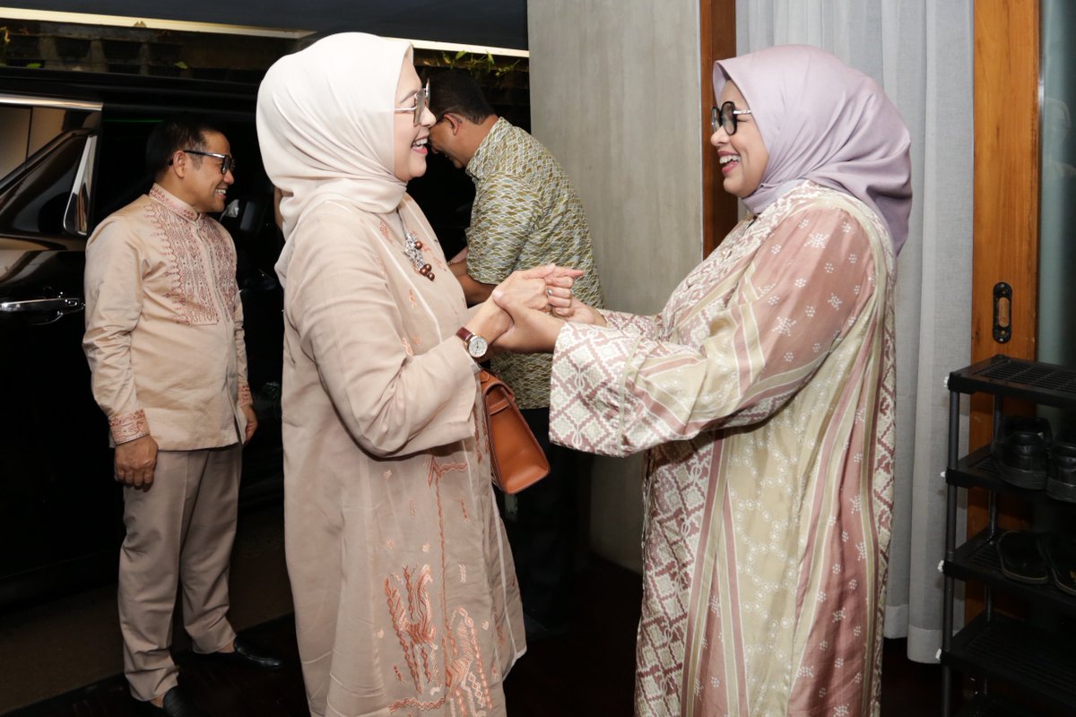 cakimiNOW's tweet photo. Alhamdulillah, bahagia sekali tadi malam berkesempatan Halal Bihalal dengan keluarga besar AMIN di kediaman Mas Anies. Taqabbalallahu minna wa minkum, ja’alanallahu minal ‘aidin wal faidzin. Mohon maaf lahir batin.

Semoga kita senantiasa diberikan kebahagiaan, keberkahan, kesehatan dan bisa dipertemukan dengan ramadan tahun depan. Amin..
