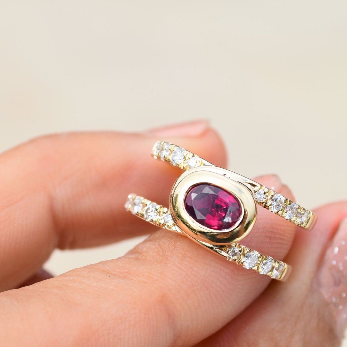 Unique Ruby Ring
It is hard to find modern ruby ring designs! The wait is over this is just one of many ♥️ enquires info@larissalandinez.com
#jewellerydesigner #manly #sydney