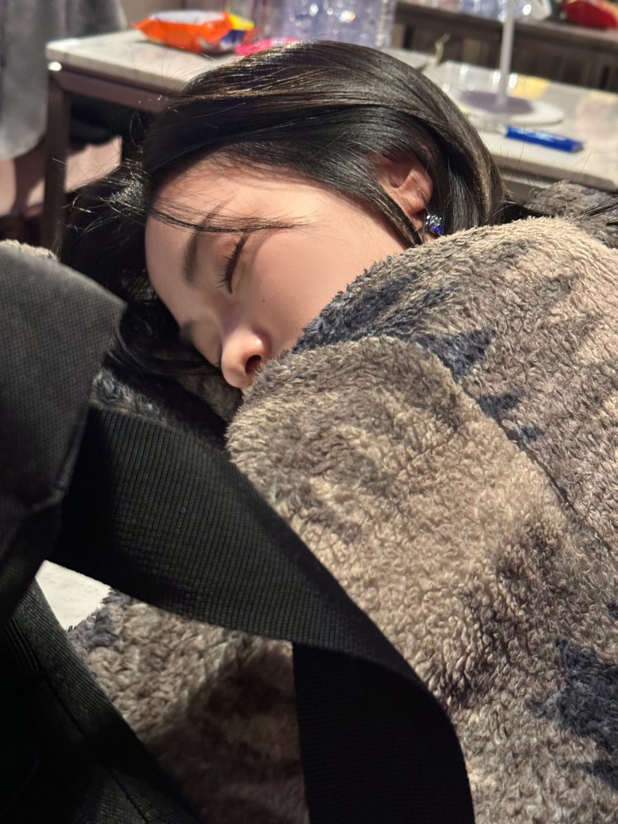 Message from #YUNA to #RYUJIN 💌

류진언니 생일축하해
투어하느라 고생 많을텐데 그 속에서도 늘 배려해주고 챙겨주고 웃어줘서 고마워 덕분에 조금씩 에너지가 부족할 때도 언니 보면서 힘 얻어🩷 낯간지럽지만 사랑하고 많이 아껴 고마오🫶🏻

#ITZY #MIDZY <a href="/ITZYofficial/">ITZY</a>
#HappyRyujinDay #류진