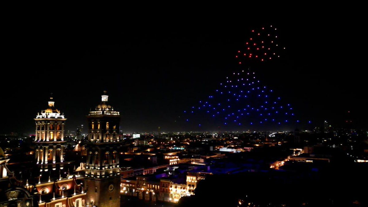 UniversalPuebla's tweet photo. Para celebrar los 493 años de la fundación de #Puebla, la administración municipal preparó un espectáculo de drones para 8 mil personas que se dieron cita en el zócalo de #Puebla. https://t.co/2InKqwgmlQ